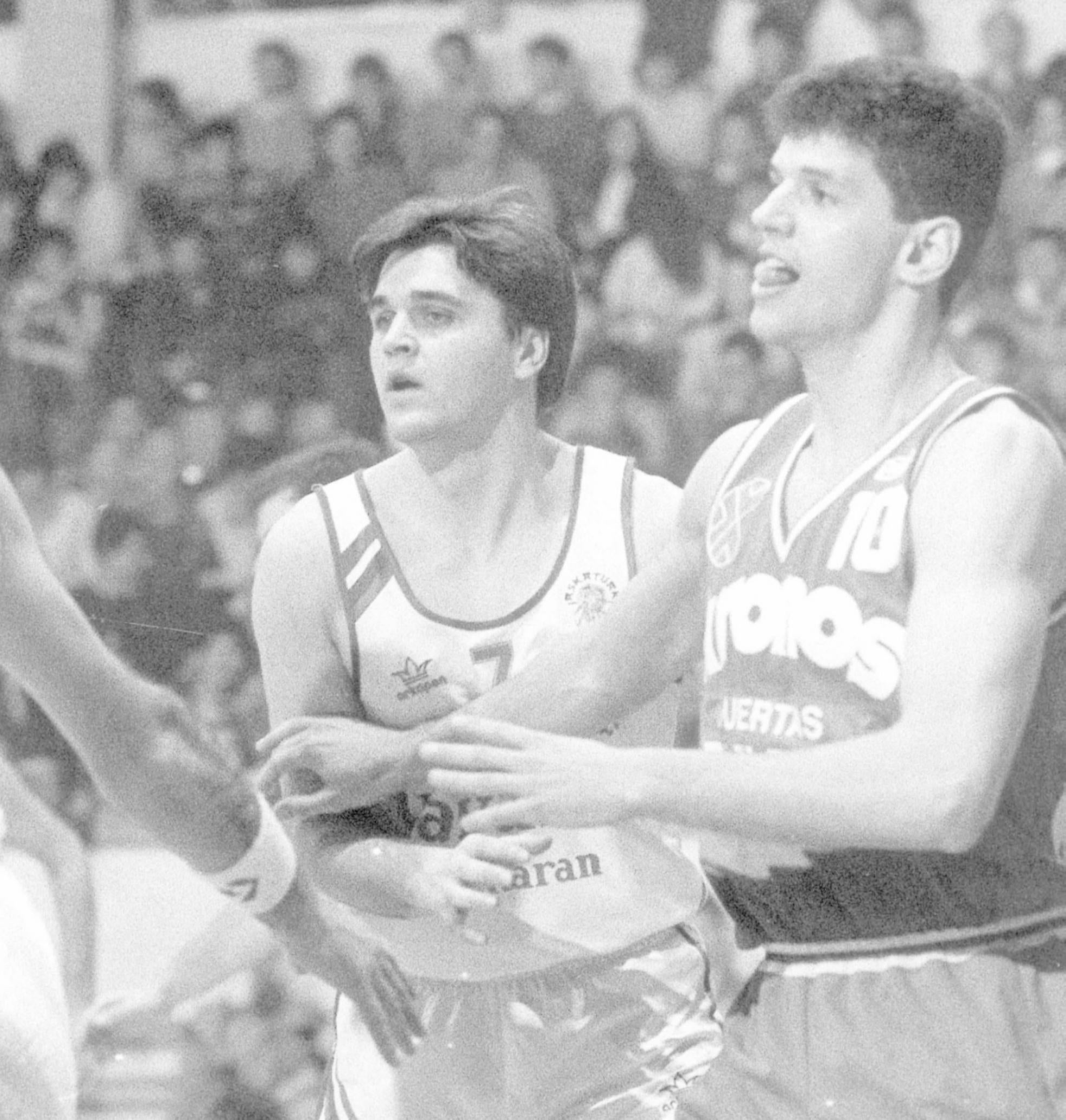 Mito. El donostiarra Juanmi Alonso defiende a Drael Memorial Josean Gasca.