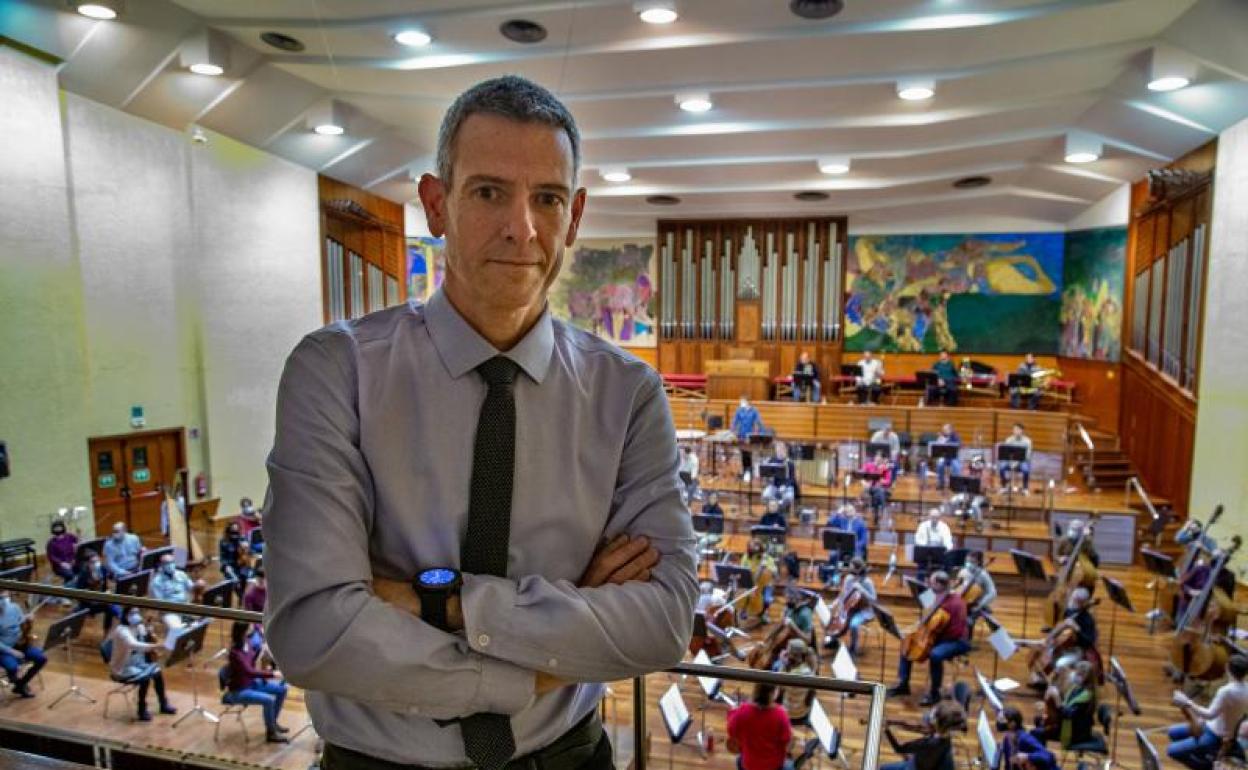 Oriol Roch, durante uno de los ensayos de la Euskadiko Orkestra en la sede de Miramón.