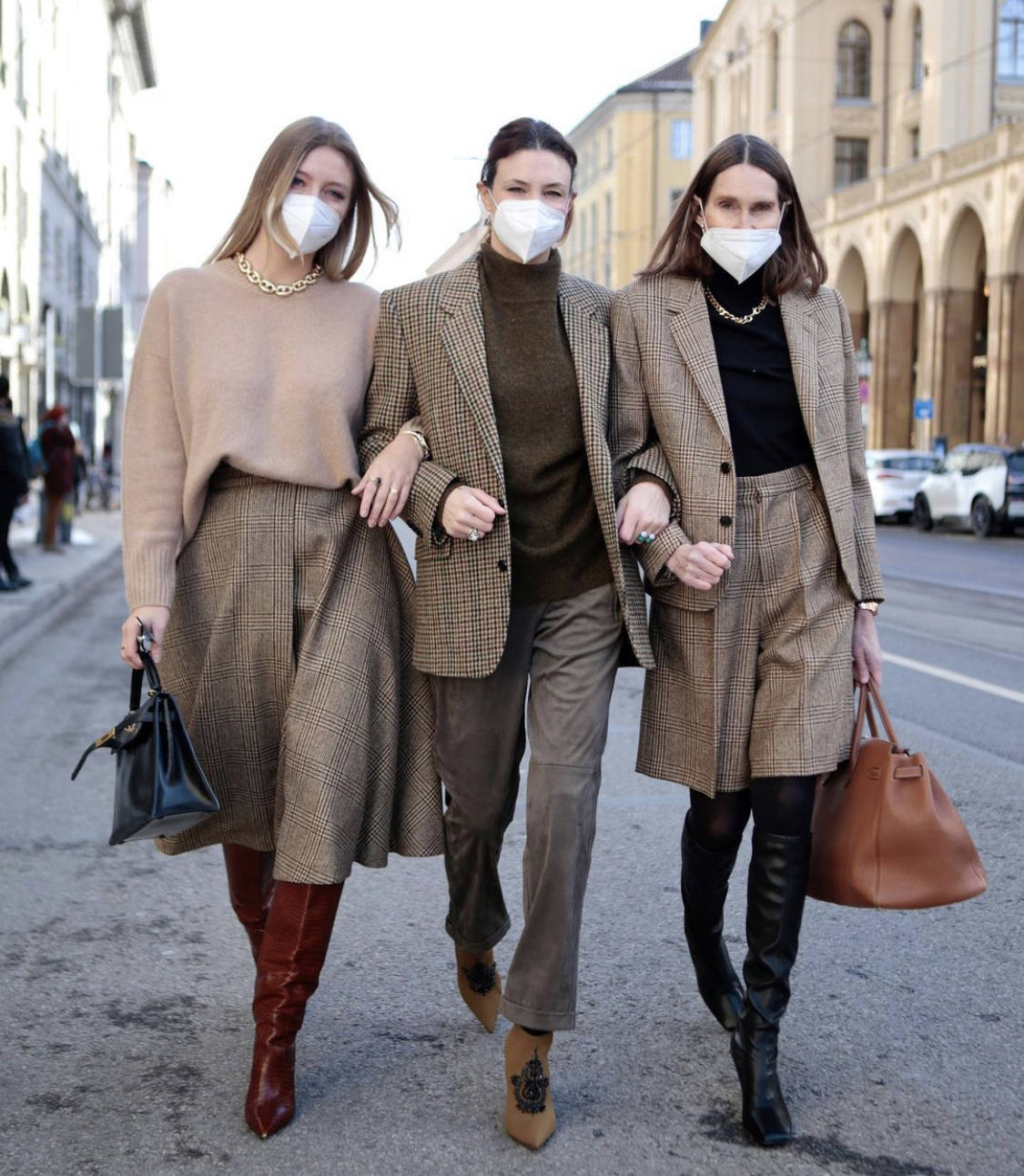 El chándal, las sudaderas, los pantalones anchos, las 'blazer oversize', los 'cardigan', las botas blancas, los salones de colores, las 'sneakers' extravagantes, los abrigos y las chaquetas de cuadros, la prenda exterior y chalecos acolchados, los vestidos de punto, las camisas y los 'tops' XXL, los jerseys de cuello alto, las piezas de cuero o polipiel y los bolsos 'medium' con asa corta: estas prendas y sus múltiples combinaciones triunfarán durante todo el mes de febrero