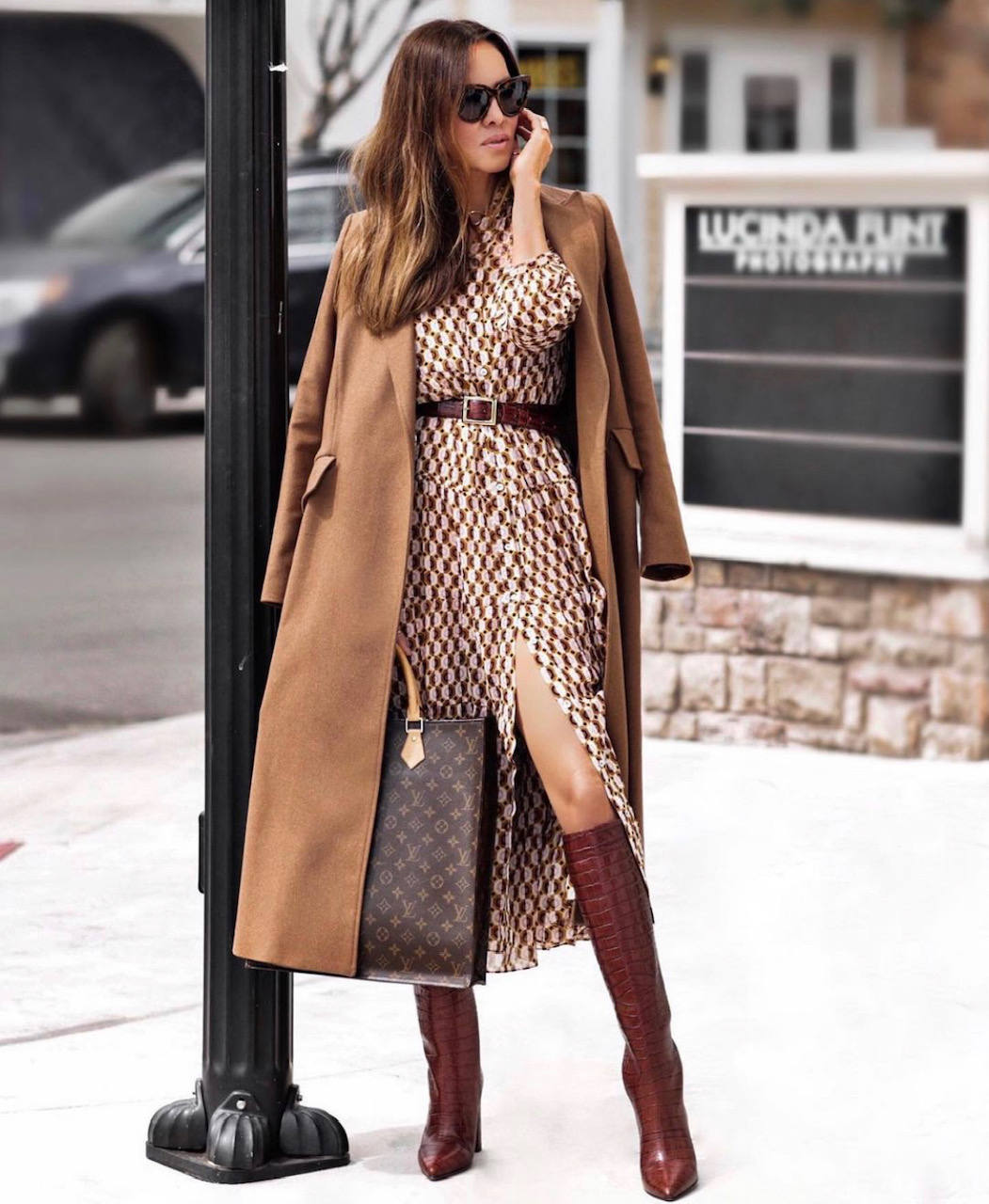 El chándal, las sudaderas, los pantalones anchos, las 'blazer oversize', los 'cardigan', las botas blancas, los salones de colores, las 'sneakers' extravagantes, los abrigos y las chaquetas de cuadros, la prenda exterior y chalecos acolchados, los vestidos de punto, las camisas y los 'tops' XXL, los jerseys de cuello alto, las piezas de cuero o polipiel y los bolsos 'medium' con asa corta: estas prendas y sus múltiples combinaciones triunfarán durante todo el mes de febrero