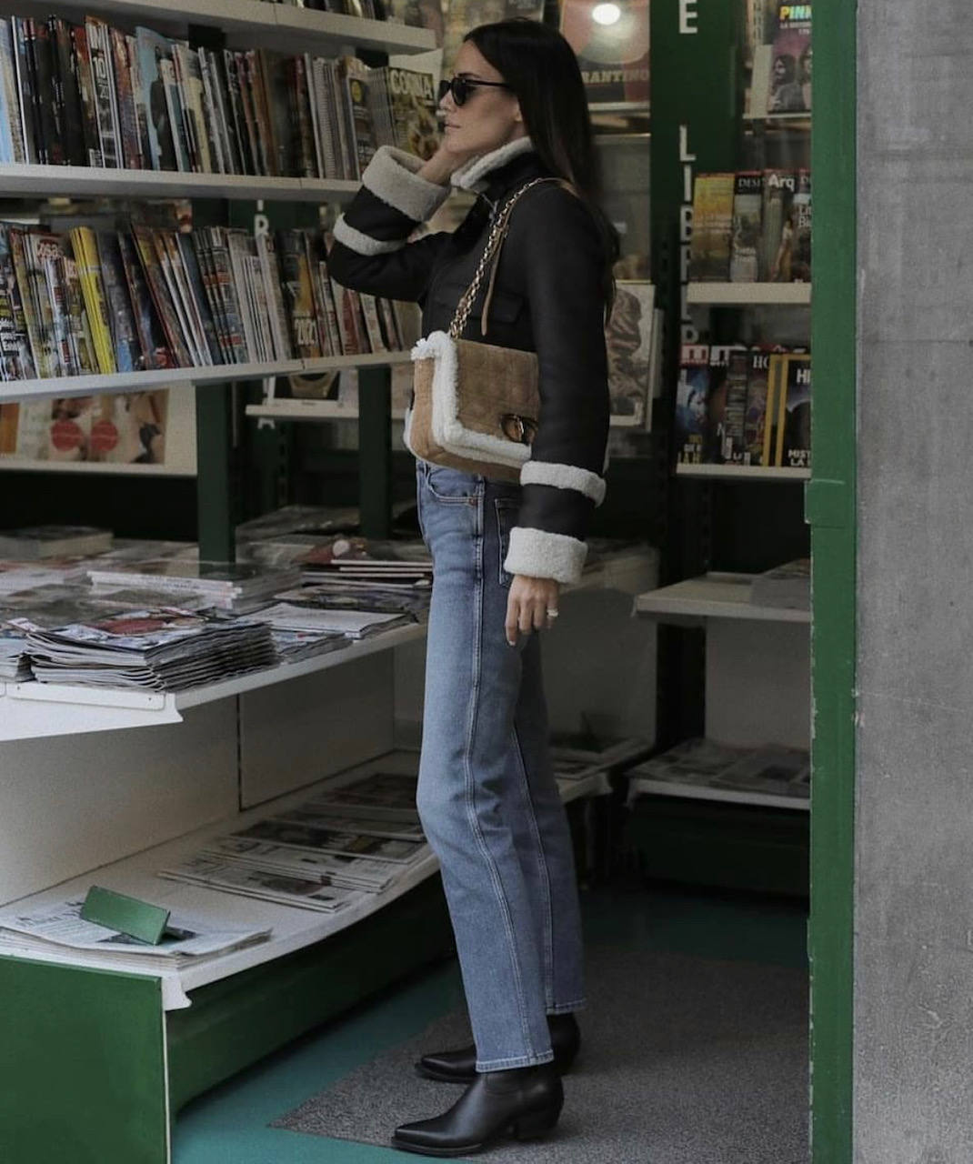 El chándal, las sudaderas, los pantalones anchos, las 'blazer oversize', los 'cardigan', las botas blancas, los salones de colores, las 'sneakers' extravagantes, los abrigos y las chaquetas de cuadros, la prenda exterior y chalecos acolchados, los vestidos de punto, las camisas y los 'tops' XXL, los jerseys de cuello alto, las piezas de cuero o polipiel y los bolsos 'medium' con asa corta: estas prendas y sus múltiples combinaciones triunfarán durante todo el mes de febrero