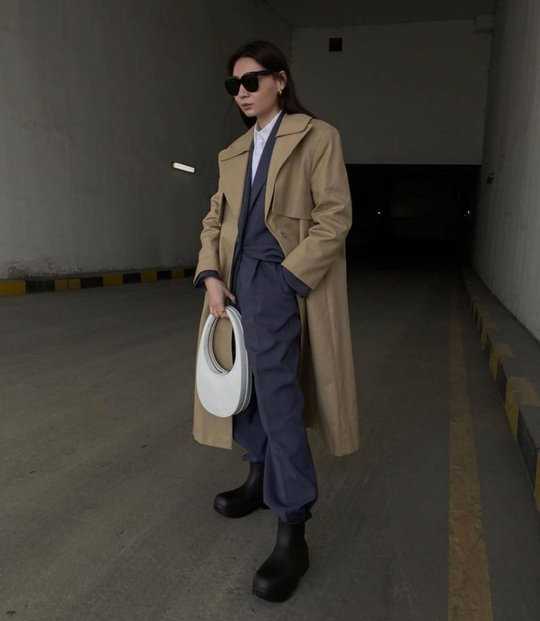 El chándal, las sudaderas, los pantalones anchos, las 'blazer oversize', los 'cardigan', las botas blancas, los salones de colores, las 'sneakers' extravagantes, los abrigos y las chaquetas de cuadros, la prenda exterior y chalecos acolchados, los vestidos de punto, las camisas y los 'tops' XXL, los jerseys de cuello alto, las piezas de cuero o polipiel y los bolsos 'medium' con asa corta: estas prendas y sus múltiples combinaciones triunfarán durante todo el mes de febrero