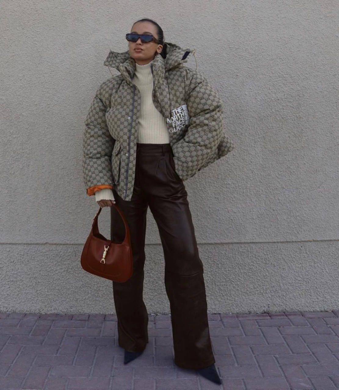 El chándal, las sudaderas, los pantalones anchos, las 'blazer oversize', los 'cardigan', las botas blancas, los salones de colores, las 'sneakers' extravagantes, los abrigos y las chaquetas de cuadros, la prenda exterior y chalecos acolchados, los vestidos de punto, las camisas y los 'tops' XXL, los jerseys de cuello alto, las piezas de cuero o polipiel y los bolsos 'medium' con asa corta: estas prendas y sus múltiples combinaciones triunfarán durante todo el mes de febrero