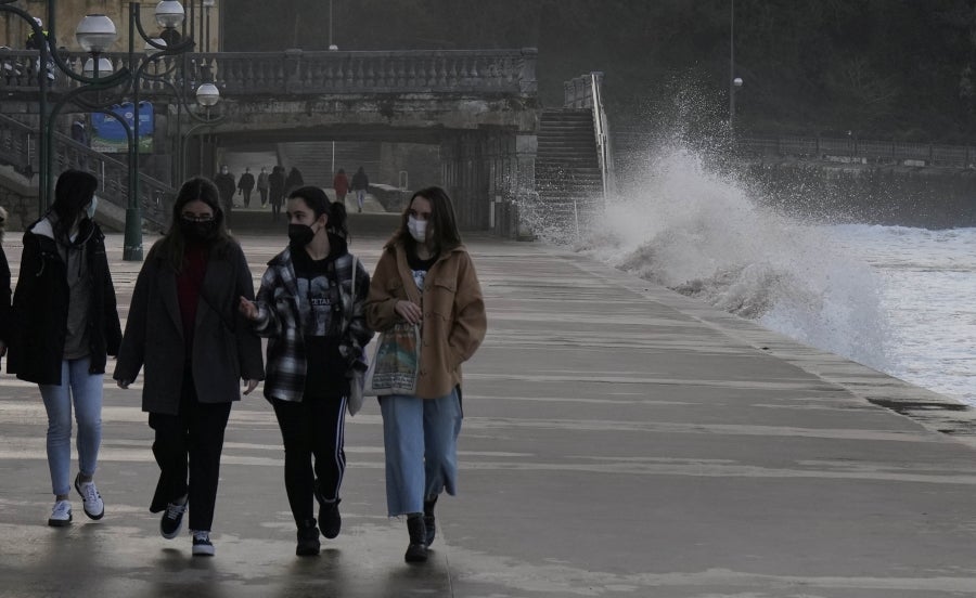 Este sábado se ha mantenido activa la alerta naranja por riesgo para la navegación y se han podido ver olas de significante altura, que han alcanzado los 5 metros e incluso los 7 metros a últimas horas del día. 