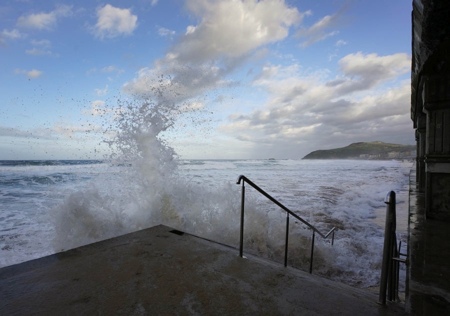 Este sábado se ha mantenido activa la alerta naranja por riesgo para la navegación y se han podido ver olas de significante altura, que han alcanzado los 5 metros e incluso los 7 metros a últimas horas del día. 