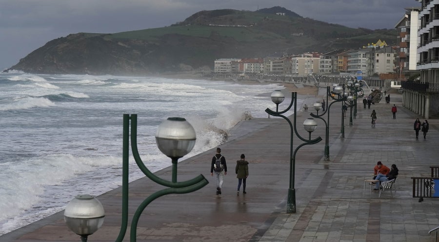 Este sábado se ha mantenido activa la alerta naranja por riesgo para la navegación y se han podido ver olas de significante altura, que han alcanzado los 5 metros e incluso los 7 metros a últimas horas del día. 