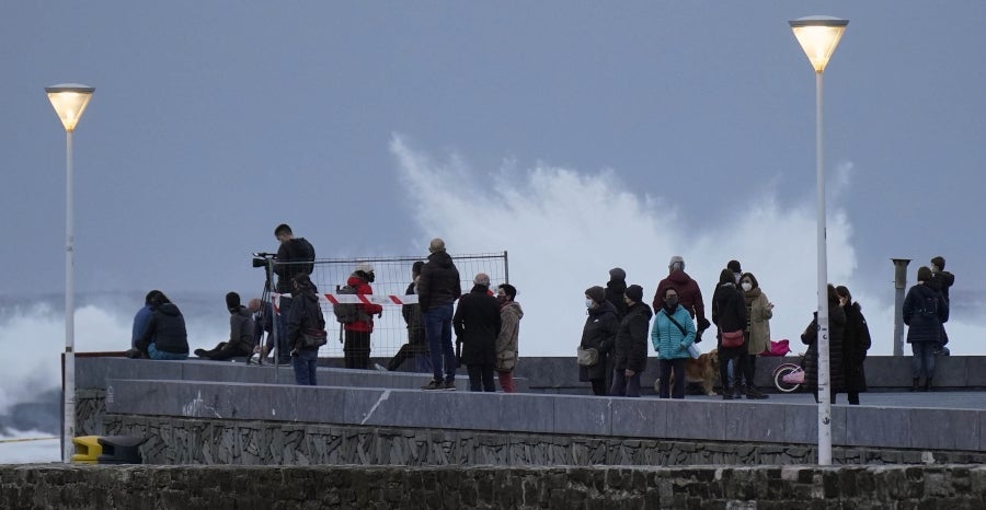 Este sábado se ha mantenido activa la alerta naranja por riesgo para la navegación y se han podido ver olas de significante altura, que han alcanzado los 5 metros e incluso los 7 metros a últimas horas del día. 