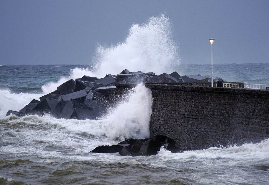 Este sábado se ha mantenido activa la alerta naranja por riesgo para la navegación y se han podido ver olas de significante altura, que han alcanzado los 5 metros e incluso los 7 metros a últimas horas del día. 