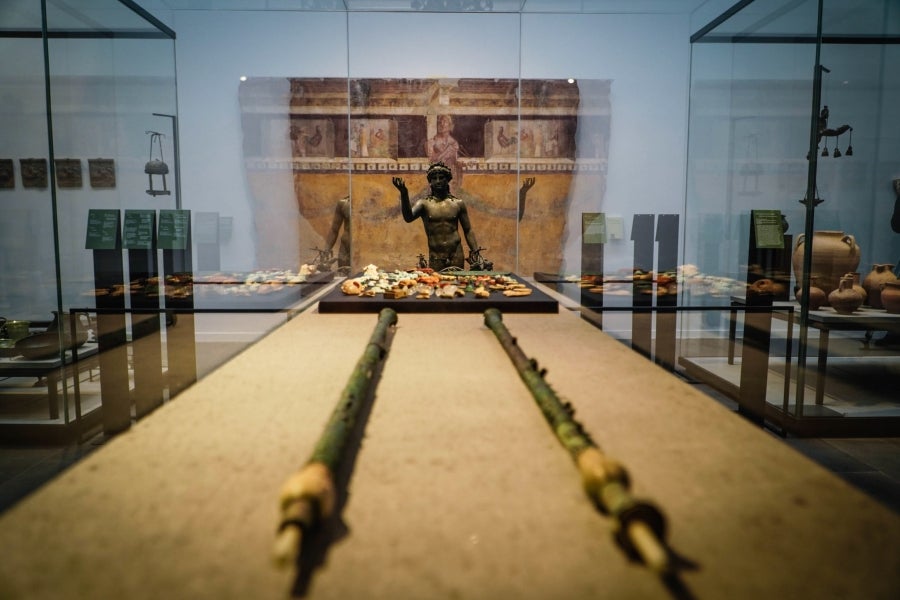 La ciudad romana de Pompeya, un vasto sitio arqueológico ubicado en la región de Campania, es el lugar de trabajo de decenas de arqueólogos e historiadores que, campaña tras campaña, desentierran el pasado de la ciudad que, en el año 79 d.C. quedó enterrado bajo metros de cenizas tras la erupción del monte Vesubio.