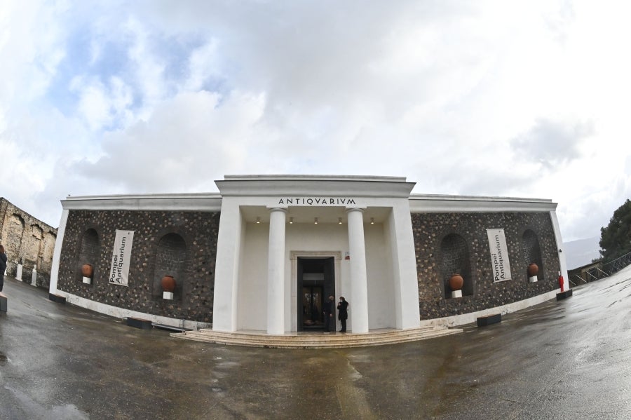La ciudad romana de Pompeya, un vasto sitio arqueológico ubicado en la región de Campania, es el lugar de trabajo de decenas de arqueólogos e historiadores que, campaña tras campaña, desentierran el pasado de la ciudad que, en el año 79 d.C. quedó enterrado bajo metros de cenizas tras la erupción del monte Vesubio.