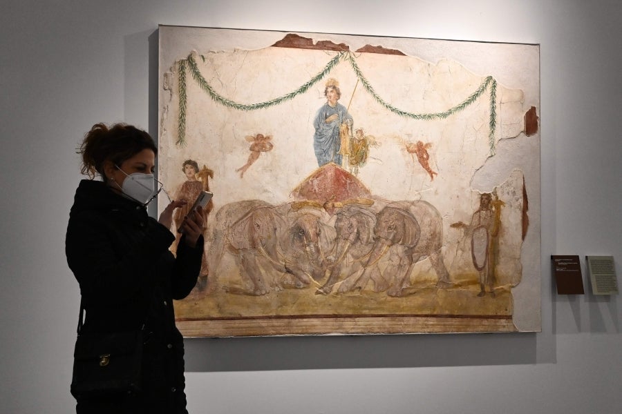 La ciudad romana de Pompeya, un vasto sitio arqueológico ubicado en la región de Campania, es el lugar de trabajo de decenas de arqueólogos e historiadores que, campaña tras campaña, desentierran el pasado de la ciudad que, en el año 79 d.C. quedó enterrado bajo metros de cenizas tras la erupción del monte Vesubio.