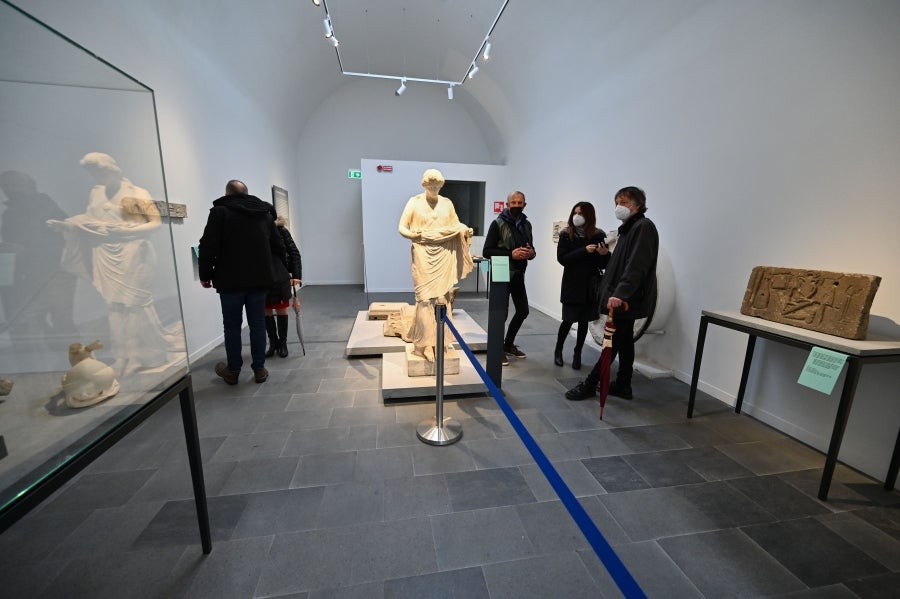 La ciudad romana de Pompeya, un vasto sitio arqueológico ubicado en la región de Campania, es el lugar de trabajo de decenas de arqueólogos e historiadores que, campaña tras campaña, desentierran el pasado de la ciudad que, en el año 79 d.C. quedó enterrado bajo metros de cenizas tras la erupción del monte Vesubio.
