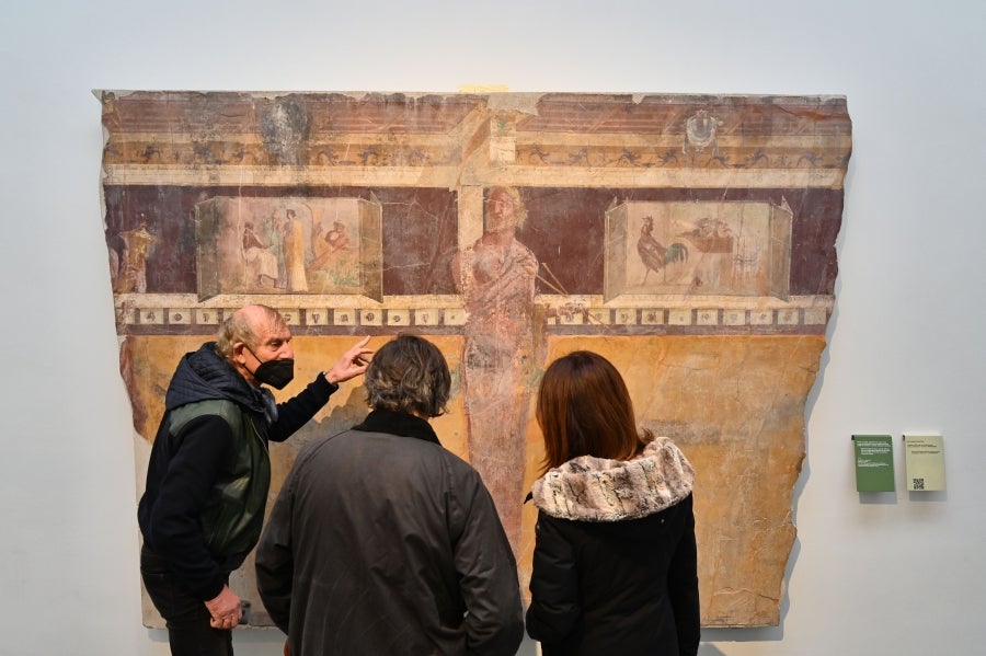 La ciudad romana de Pompeya, un vasto sitio arqueológico ubicado en la región de Campania, es el lugar de trabajo de decenas de arqueólogos e historiadores que, campaña tras campaña, desentierran el pasado de la ciudad que, en el año 79 d.C. quedó enterrado bajo metros de cenizas tras la erupción del monte Vesubio.