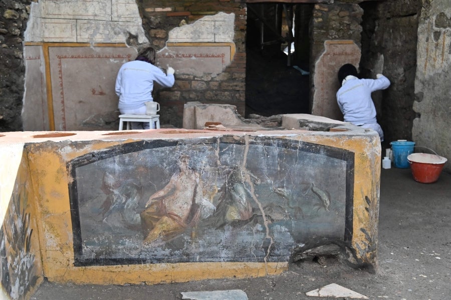 La ciudad romana de Pompeya, un vasto sitio arqueológico ubicado en la región de Campania, es el lugar de trabajo de decenas de arqueólogos e historiadores que, campaña tras campaña, desentierran el pasado de la ciudad que, en el año 79 d.C. quedó enterrado bajo metros de cenizas tras la erupción del monte Vesubio.