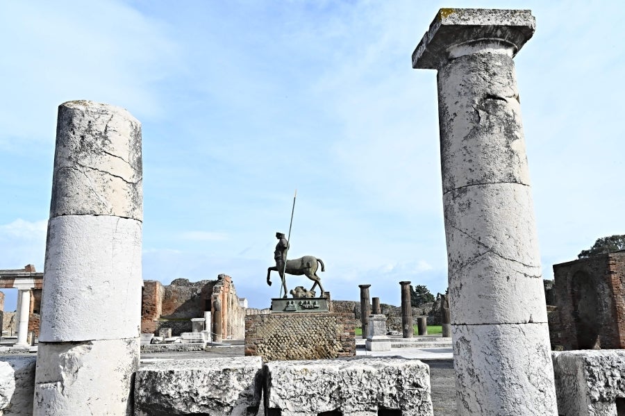La ciudad romana de Pompeya, un vasto sitio arqueológico ubicado en la región de Campania, es el lugar de trabajo de decenas de arqueólogos e historiadores que, campaña tras campaña, desentierran el pasado de la ciudad que, en el año 79 d.C. quedó enterrado bajo metros de cenizas tras la erupción del monte Vesubio.
