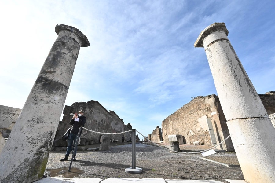 La ciudad romana de Pompeya, un vasto sitio arqueológico ubicado en la región de Campania, es el lugar de trabajo de decenas de arqueólogos e historiadores que, campaña tras campaña, desentierran el pasado de la ciudad que, en el año 79 d.C. quedó enterrado bajo metros de cenizas tras la erupción del monte Vesubio.