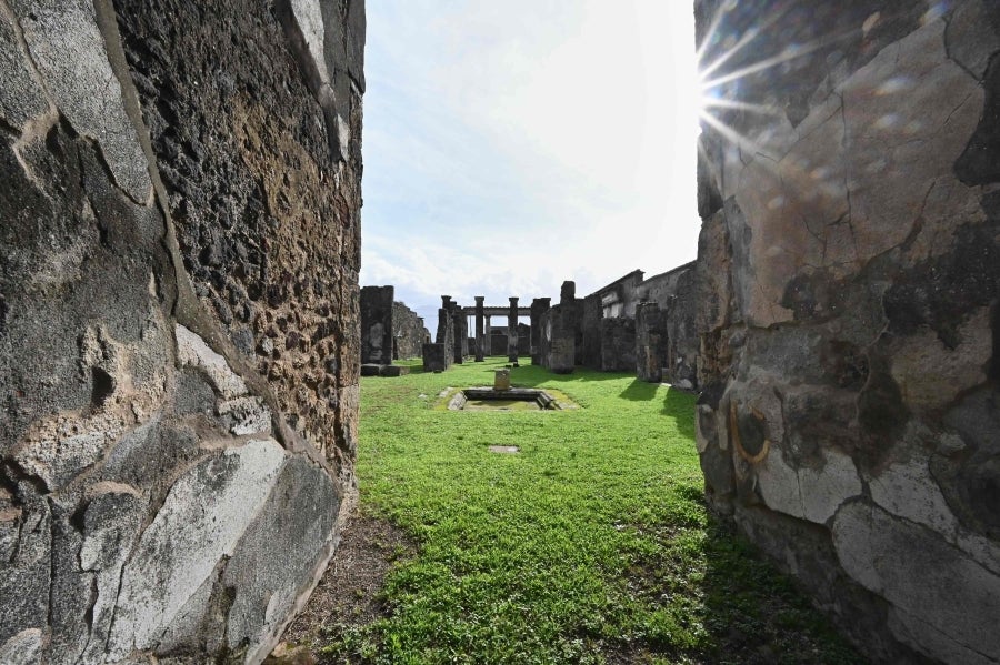 La ciudad romana de Pompeya, un vasto sitio arqueológico ubicado en la región de Campania, es el lugar de trabajo de decenas de arqueólogos e historiadores que, campaña tras campaña, desentierran el pasado de la ciudad que, en el año 79 d.C. quedó enterrado bajo metros de cenizas tras la erupción del monte Vesubio.