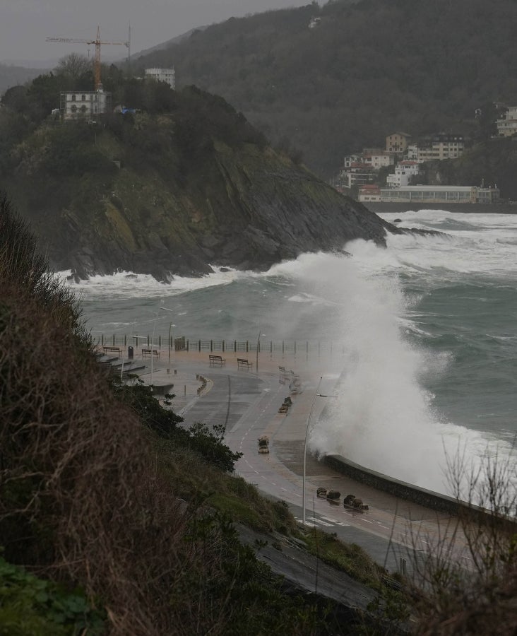 El temporal ha causado algunos estragos en las ciudades, donde ciclomotores y algunas tuberías, se han caído al suelo. En la costa destacan las olas de hasta 5 metros y el fuerte viento. 