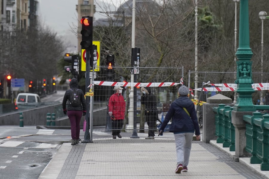 El temporal ha causado algunos estragos en las ciudades, donde ciclomotores y algunas tuberías, se han caído al suelo. En la costa destacan las olas de hasta 5 metros y el fuerte viento. 