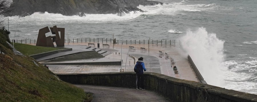 El temporal ha causado algunos estragos en las ciudades, donde ciclomotores y algunas tuberías, se han caído al suelo. En la costa destacan las olas de hasta 5 metros y el fuerte viento. 