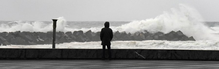 El temporal ha causado algunos estragos en las ciudades, donde ciclomotores y algunas tuberías, se han caído al suelo. En la costa destacan las olas de hasta 5 metros y el fuerte viento. 