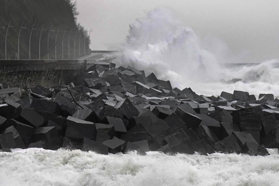 El temporal ha causado algunos estragos en las ciudades, donde ciclomotores y algunas tuberías, se han caído al suelo. En la costa destacan las olas de hasta 5 metros y el fuerte viento. 