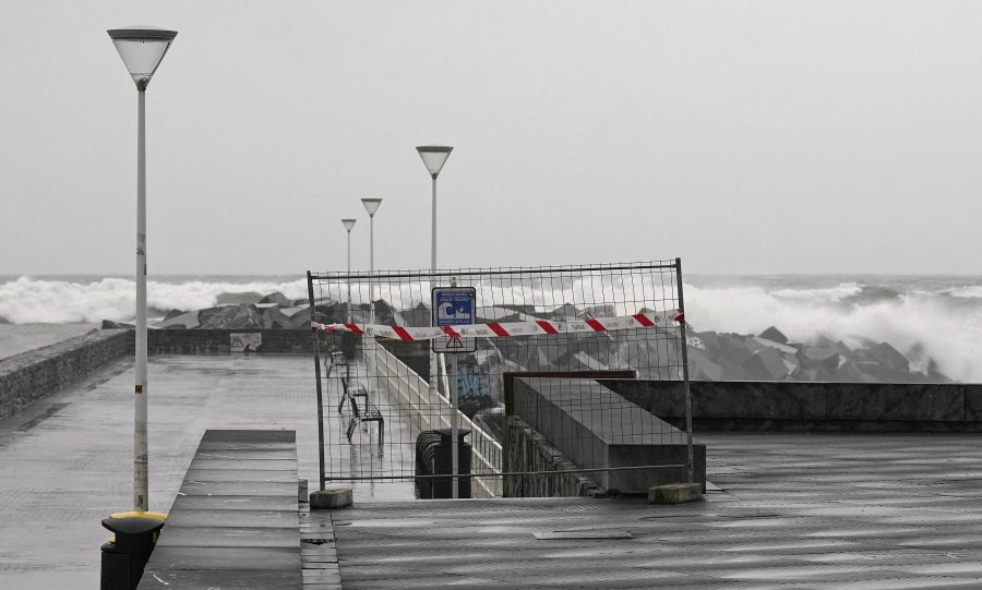 El temporal ha causado algunos estragos en las ciudades, donde ciclomotores y algunas tuberías, se han caído al suelo. En la costa destacan las olas de hasta 5 metros y el fuerte viento. 