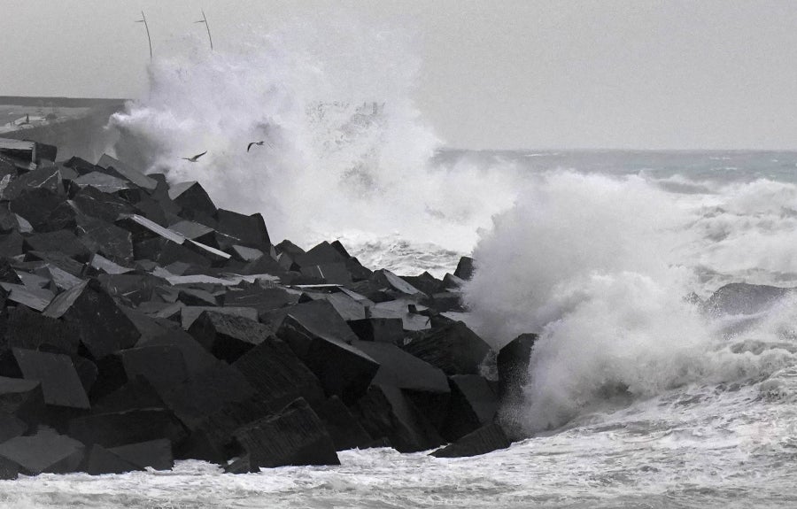 El temporal ha causado algunos estragos en las ciudades, donde ciclomotores y algunas tuberías, se han caído al suelo. En la costa destacan las olas de hasta 5 metros y el fuerte viento. 