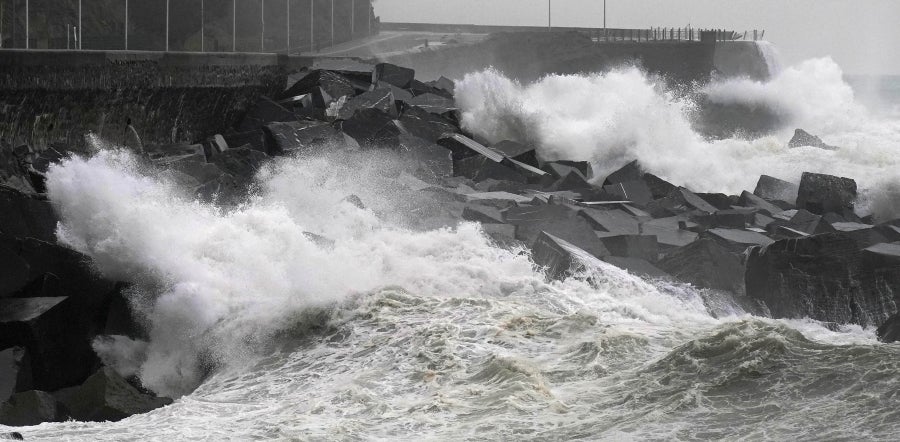 El temporal ha causado algunos estragos en las ciudades, donde ciclomotores y algunas tuberías, se han caído al suelo. En la costa destacan las olas de hasta 5 metros y el fuerte viento. 