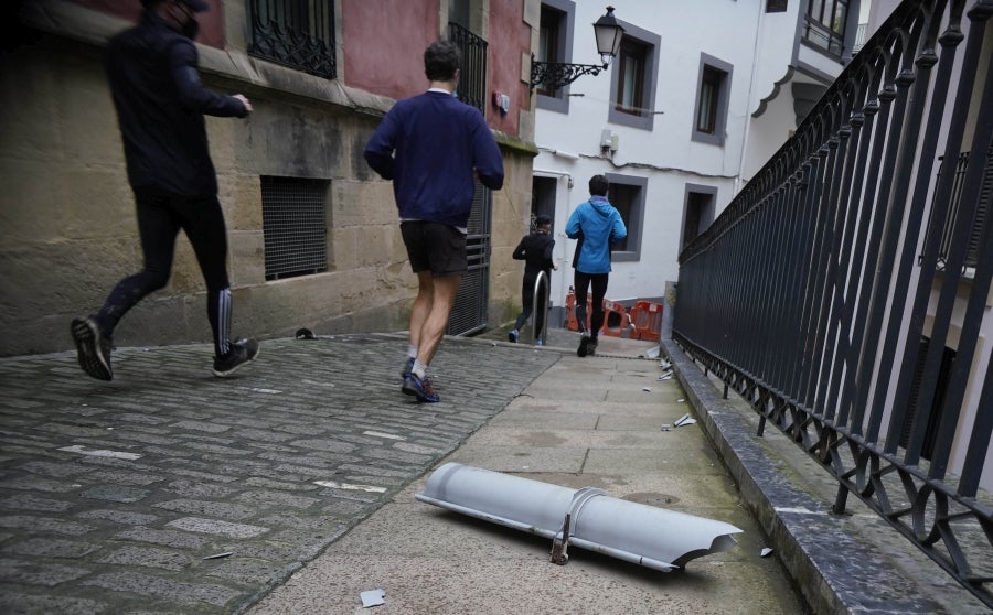 El temporal ha causado algunos estragos en las ciudades, donde ciclomotores y algunas tuberías, se han caído al suelo. En la costa destacan las olas de hasta 5 metros y el fuerte viento. 