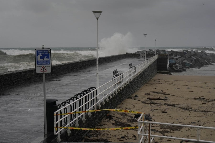El temporal ha causado algunos estragos en las ciudades, donde ciclomotores y algunas tuberías, se han caído al suelo. En la costa destacan las olas de hasta 5 metros y el fuerte viento. 