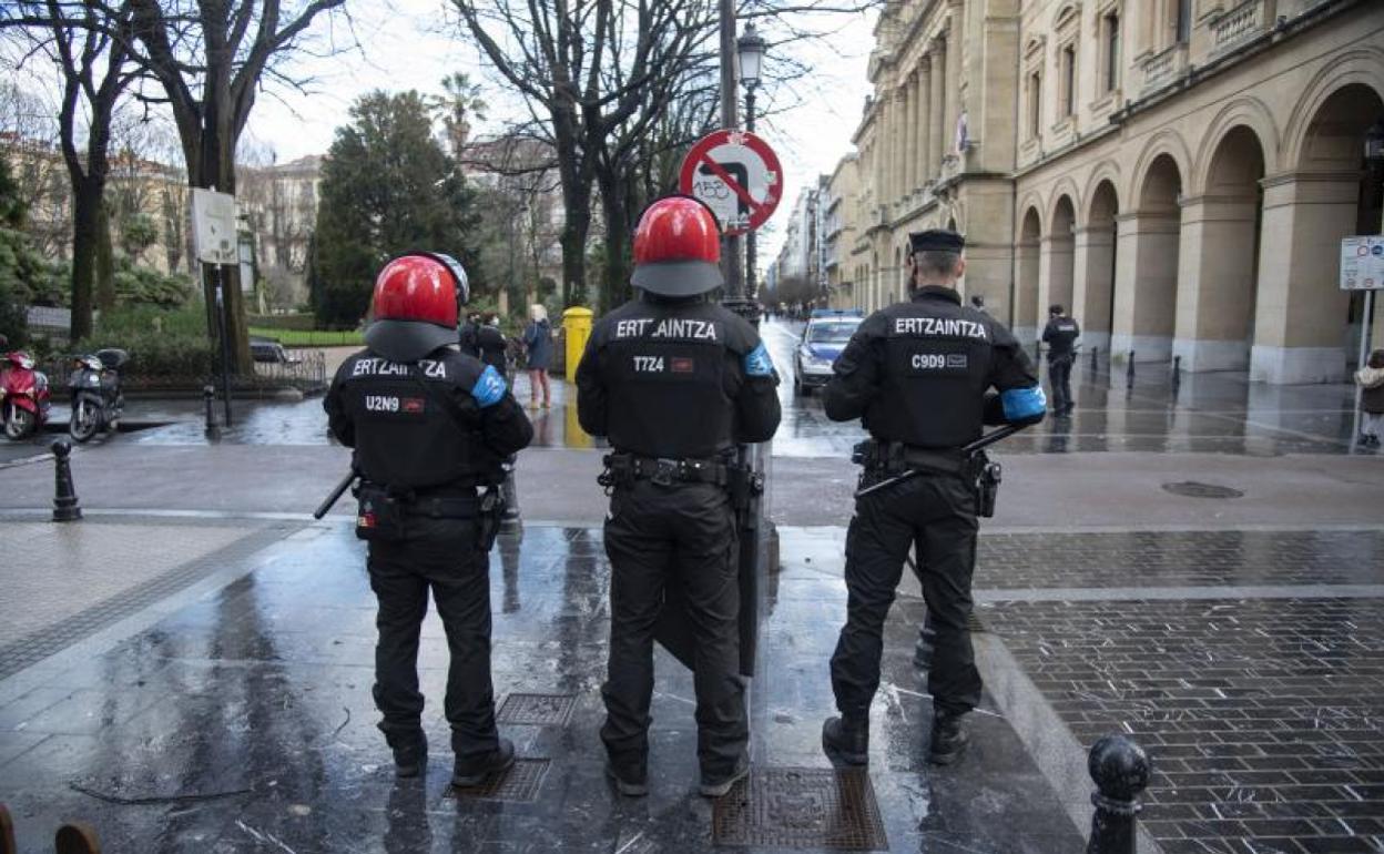 Tres de los 50 ertzainas que se desplegaron ayer en el dispositivo de la plaza Gipuzkoa para evitar nuevos altercados tras la convocatoria por redes sociales de una manfiestación. 