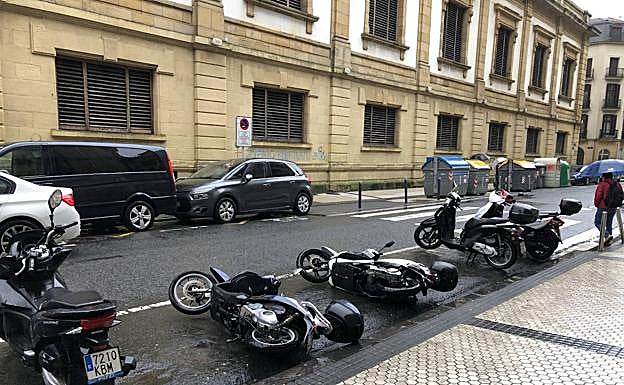El viento ha derribado numerosas motos.