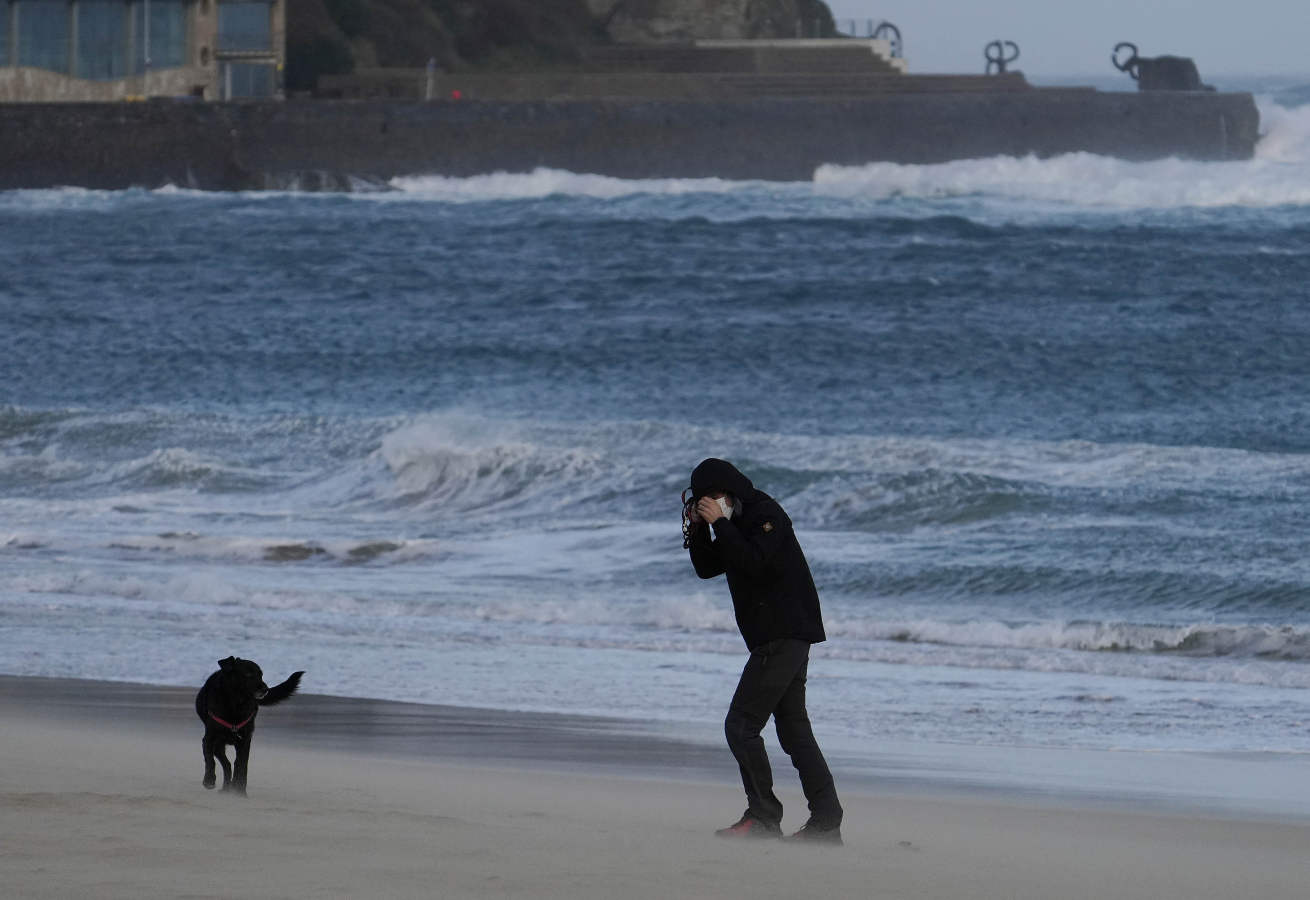 Euskalmet mantiene la alerta naranja para la jornada de hoy por fuerte oleaje, tanto en lo que respecta a navegación como por impacto en la costa