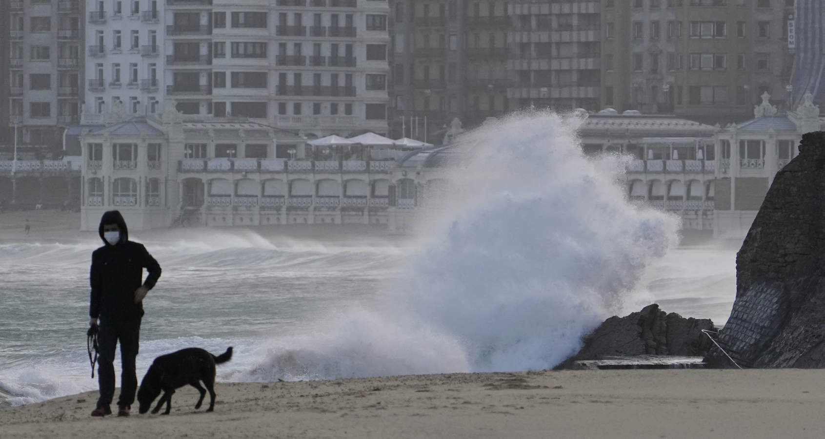 Euskalmet mantiene la alerta naranja para la jornada de hoy por fuerte oleaje, tanto en lo que respecta a navegación como por impacto en la costa