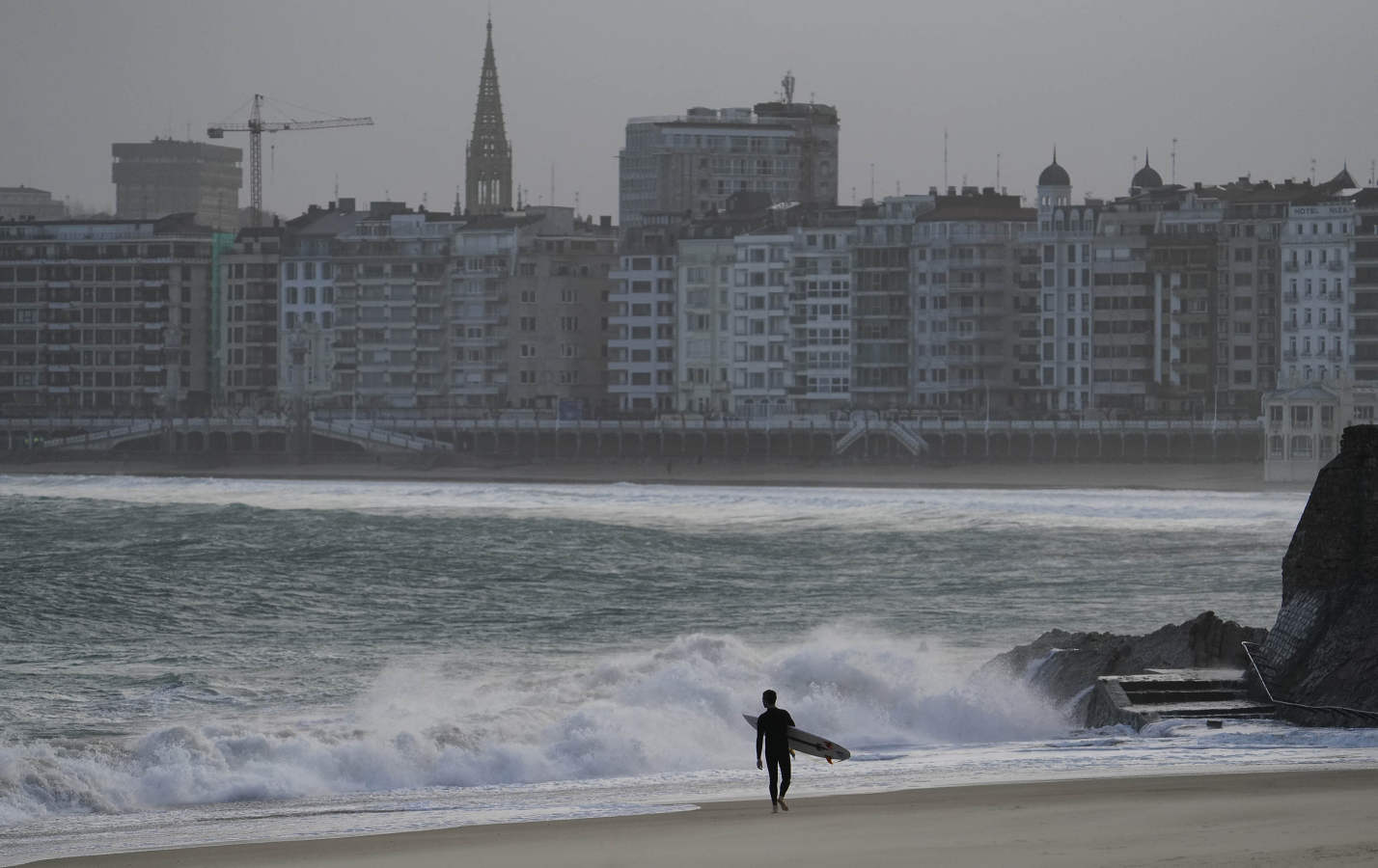 Euskalmet mantiene la alerta naranja para la jornada de hoy por fuerte oleaje, tanto en lo que respecta a navegación como por impacto en la costa