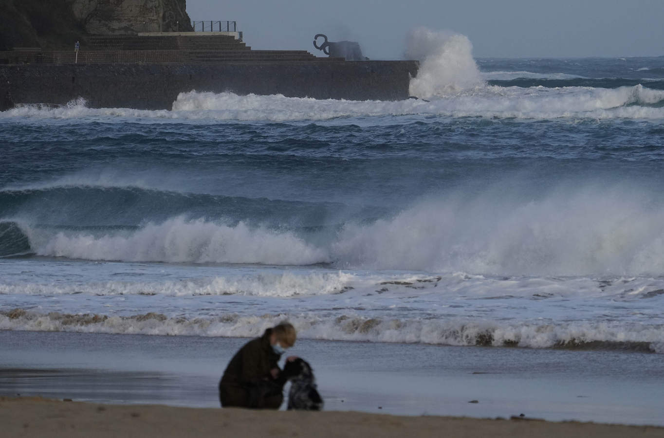 Euskalmet mantiene la alerta naranja para la jornada de hoy por fuerte oleaje, tanto en lo que respecta a navegación como por impacto en la costa