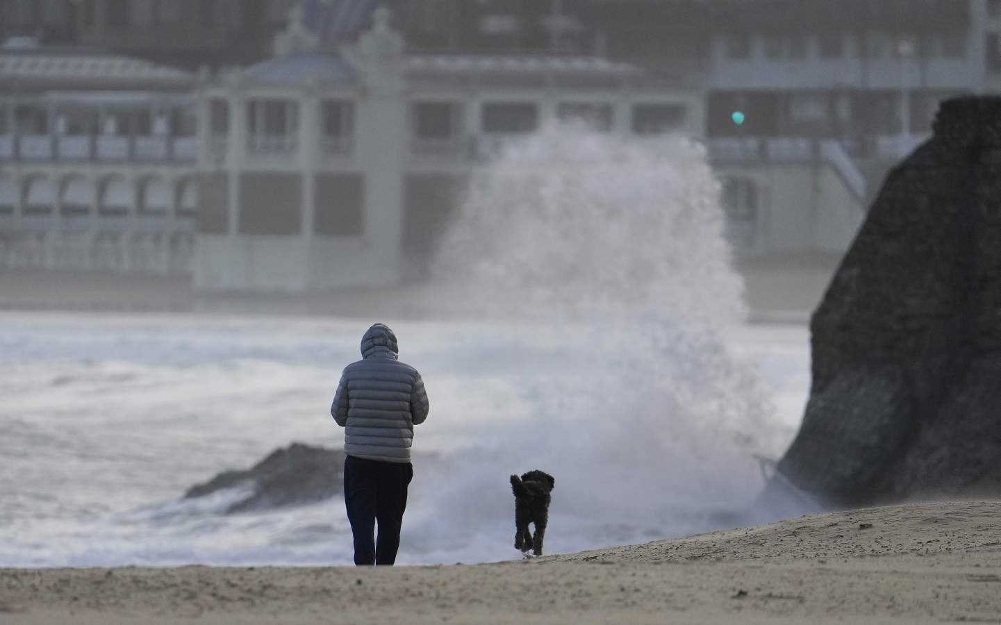 Euskalmet mantiene la alerta naranja para la jornada de hoy por fuerte oleaje, tanto en lo que respecta a navegación como por impacto en la costa