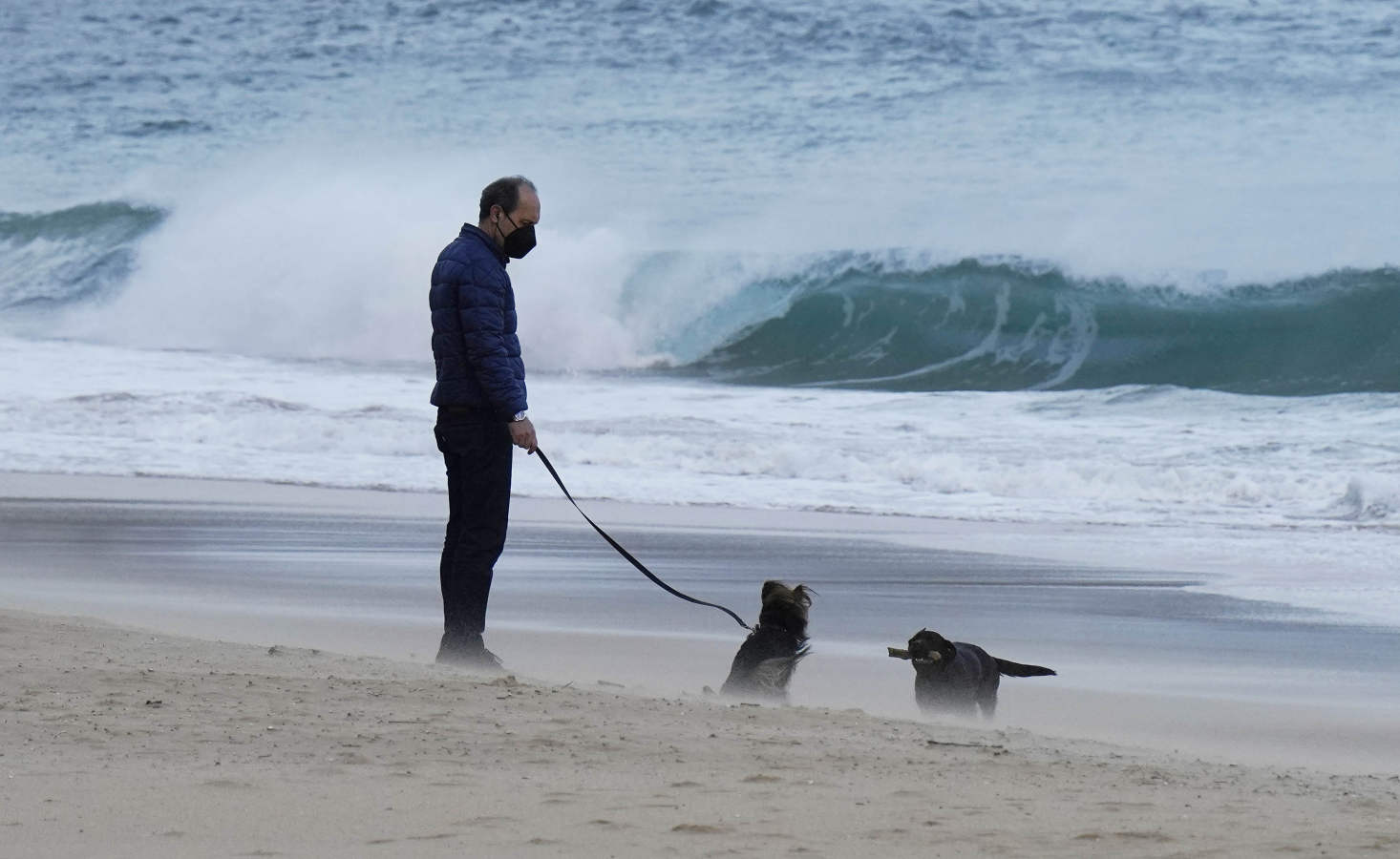 Euskalmet mantiene la alerta naranja para la jornada de hoy por fuerte oleaje, tanto en lo que respecta a navegación como por impacto en la costa