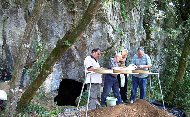 Javier Alberdi, el fallecido el fallecido Miguel Sasieta, JUan Mari Arruabarrena y José Antonio Mujika, trabajando en el exterior de la cueva de Aizkoltzo. 