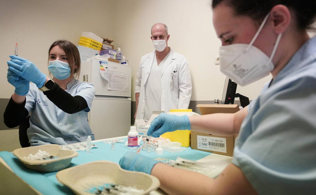 Vacunación del personal sanitario en el Hospital Donostia. 