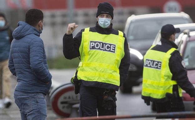 Francia intensifica los controles y exige desde hoy una PCR negativa para cruzar la frontera