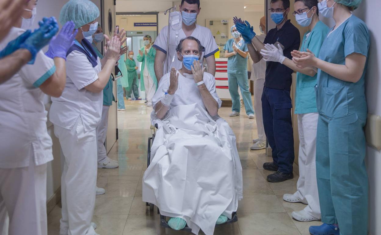 Sevillako ZIU batetik txalo artean irteten, iazko apirilean. 