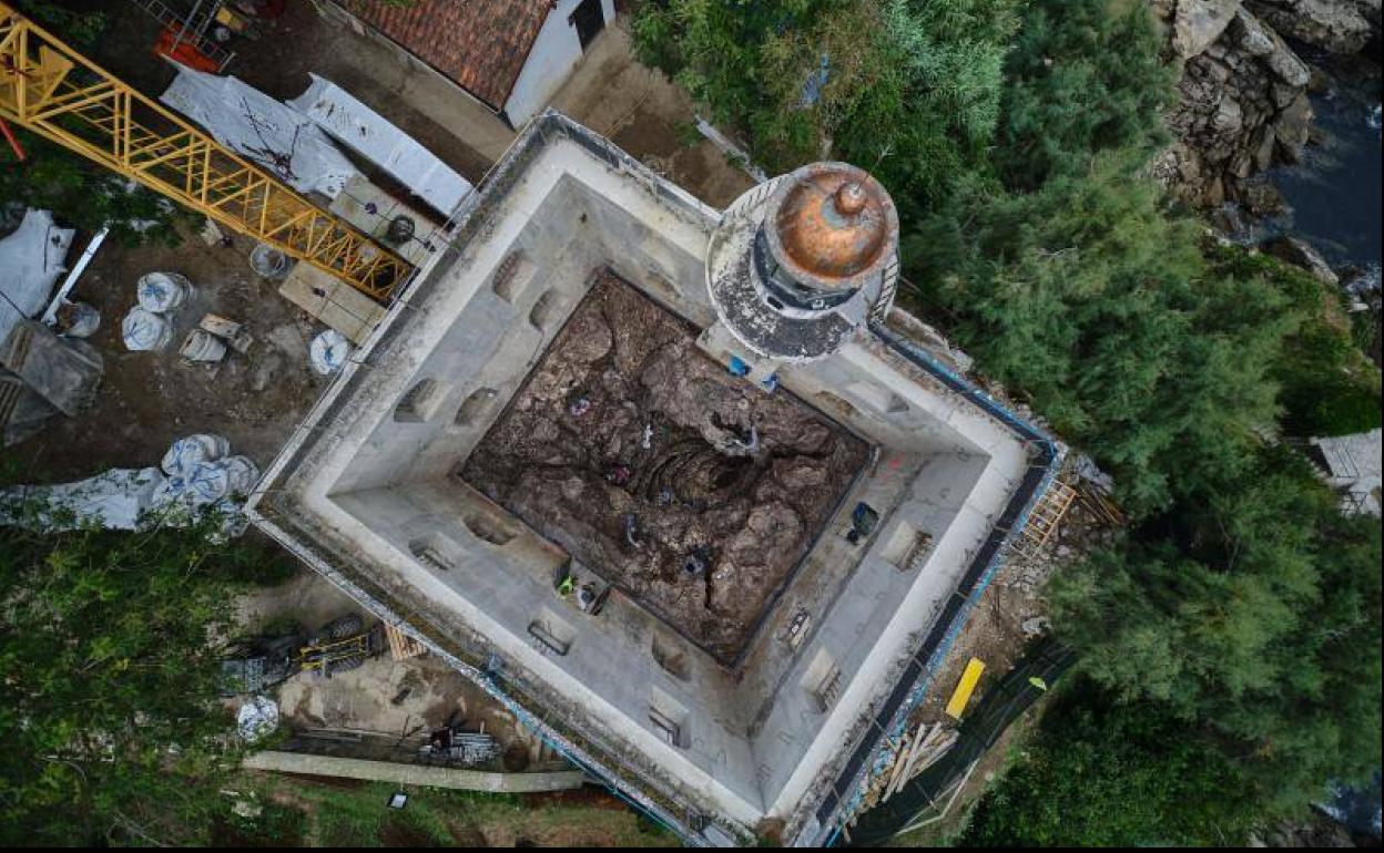 Vista cenital de 'Hondalea' ya instalada en la casa del faro. Fotos exclusivas para EL DIARIO VASCO.