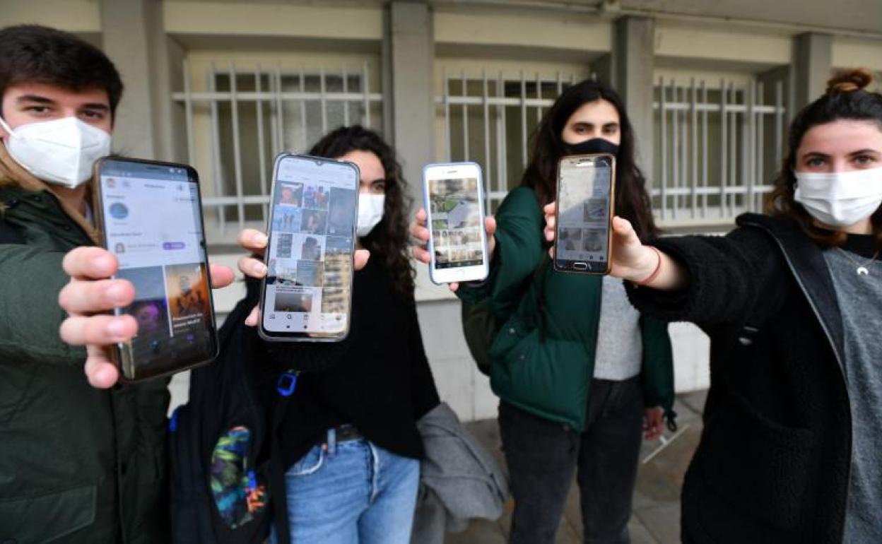 Online. Jóvenes con sus móviles conectados a las redes sociales. 