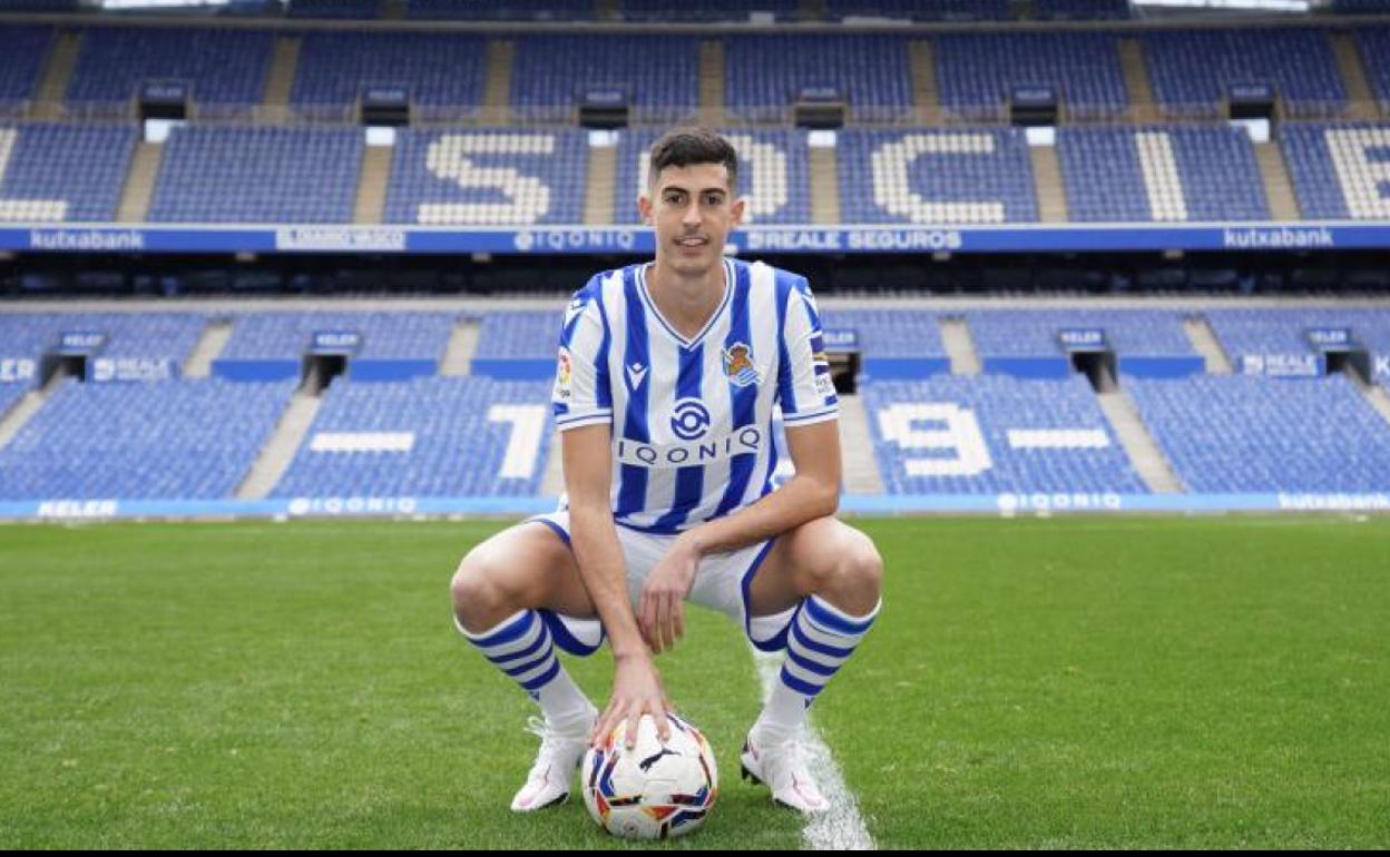 Carlos Fernández, el día de su presentación como jugador de la Real. 