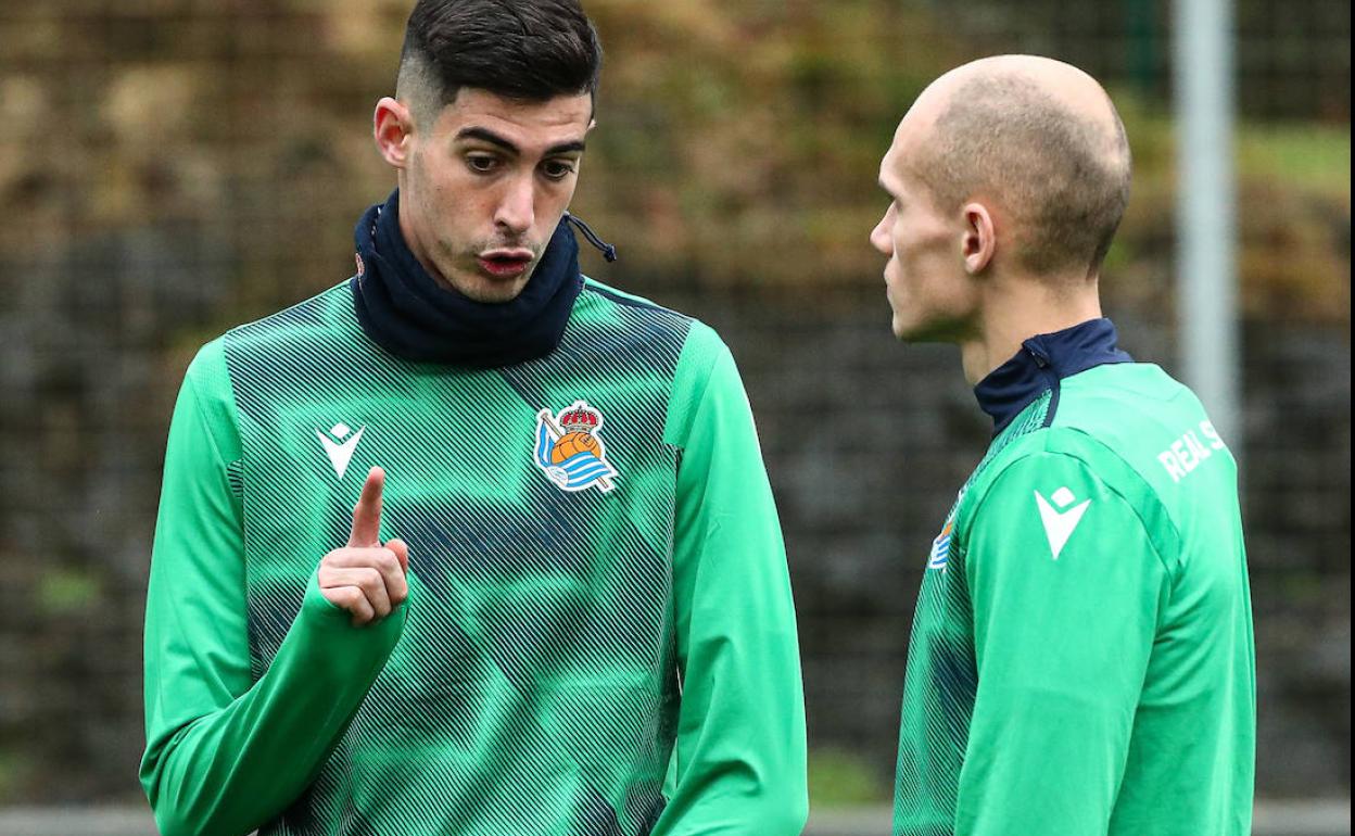 Carlos Fernández da explicaciones a Guridi en un entrenamiento en Zubieta.