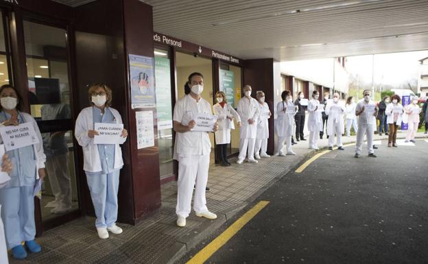 Los sanitarios claman por sus vacunas