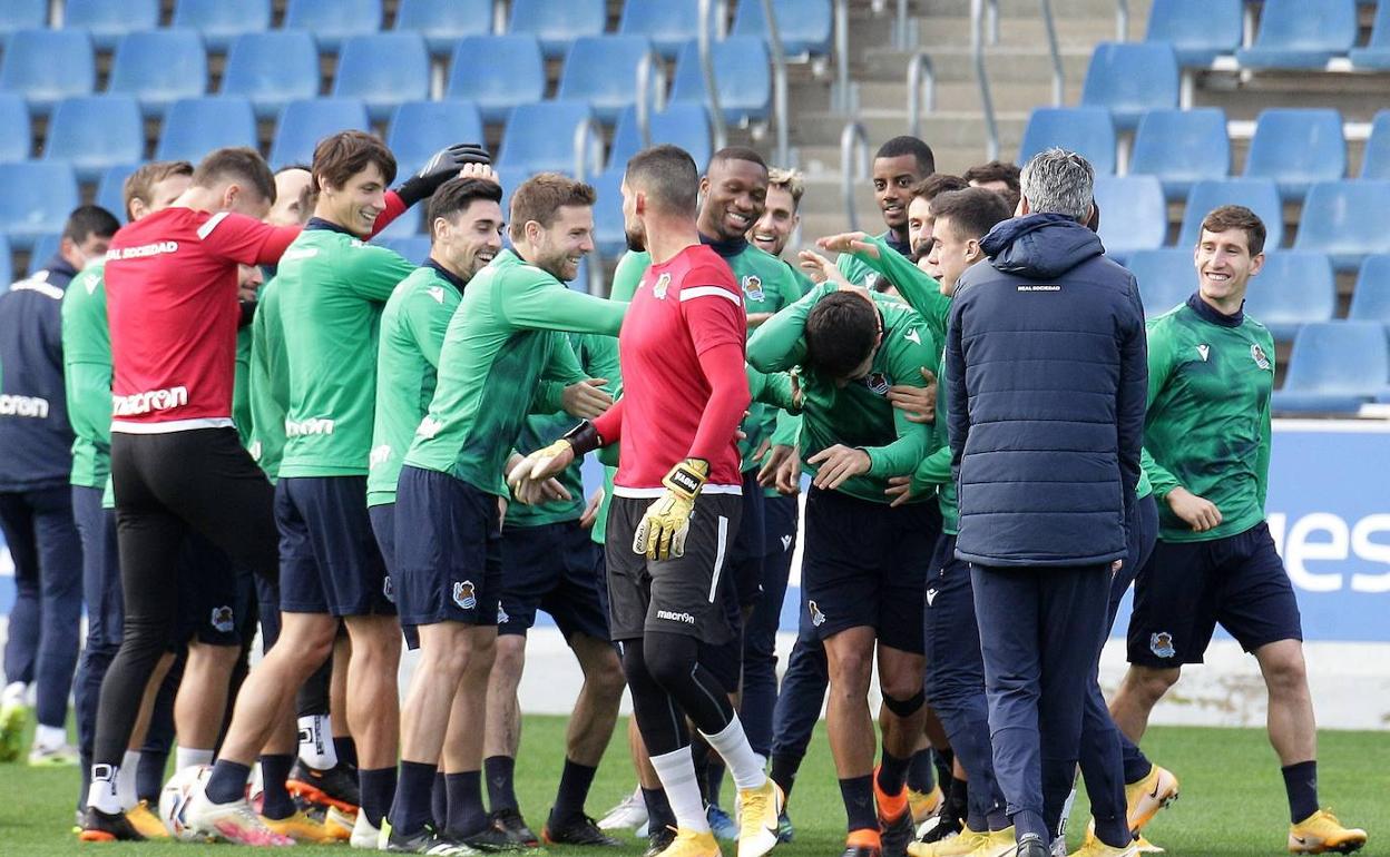 Moyá, en primer plano, en el entrenamiento de ayer en Zubieta. 