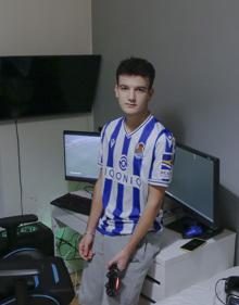 Imagen secundaria 2 - Arriba, Yeray posando en su domicilio. En las dos fotos de abajo, Ander, uniformado como realista.